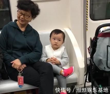 萌娃|“老干部奶奶”带娃坐地铁火了,萌娃“端手”的姿势模仿到了精髓