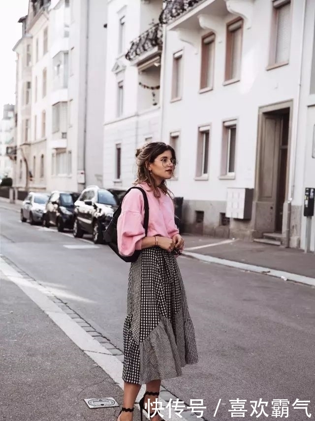 卫衣+半裙=早春最火混搭套路，时髦又有女人味！！