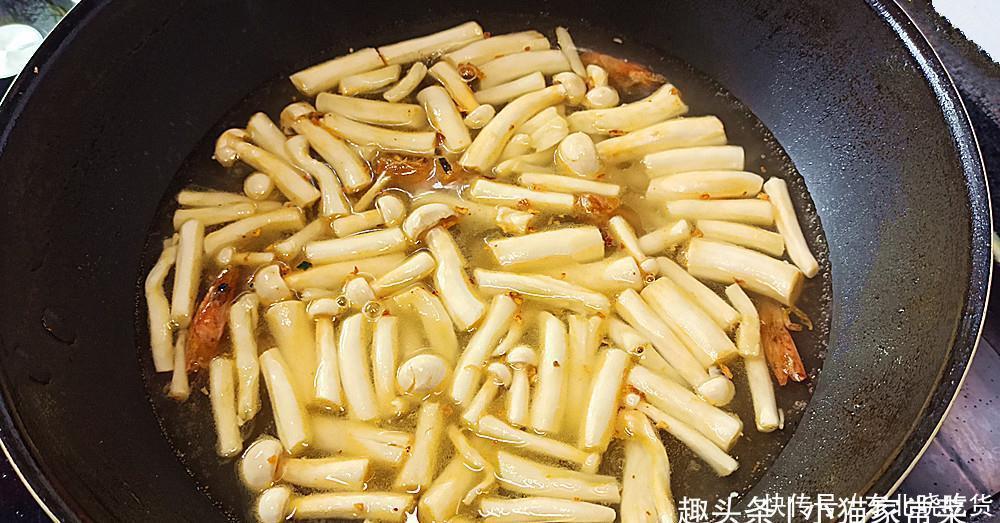 孩子|海鲜菇和豆腐一起做来吃,10分钟上桌,汤鲜味好,给孩子吃不错
