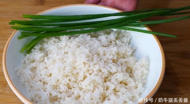 赶快|看看酒店大厨怎么做酱油炒饭的,这烹饪技术太厉害了,赶快收藏了