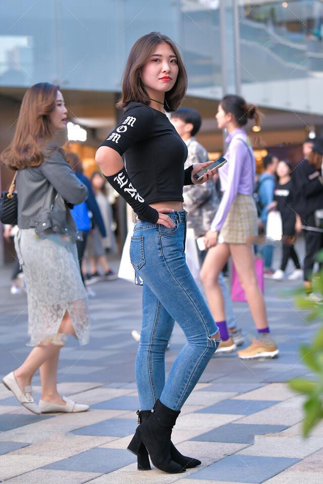 莫代尔|街拍美女：黑色上衣搭配牛仔裤，舒适透气，独特设计更显青春活力