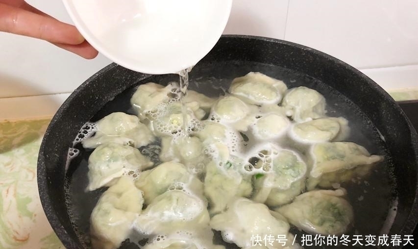 勺子|煮饺子时，到底盖锅盖还是不盖锅盖？很多人做错，难怪饺子老破皮