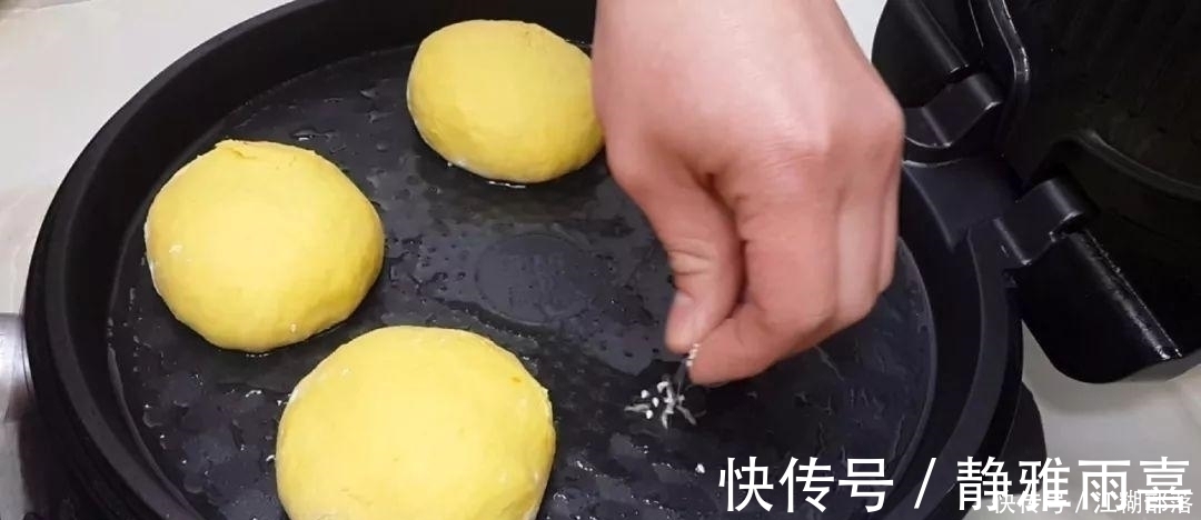 南瓜又出新吃法，不用油炸，比面包馒头做法简单，比南瓜饼还好吃