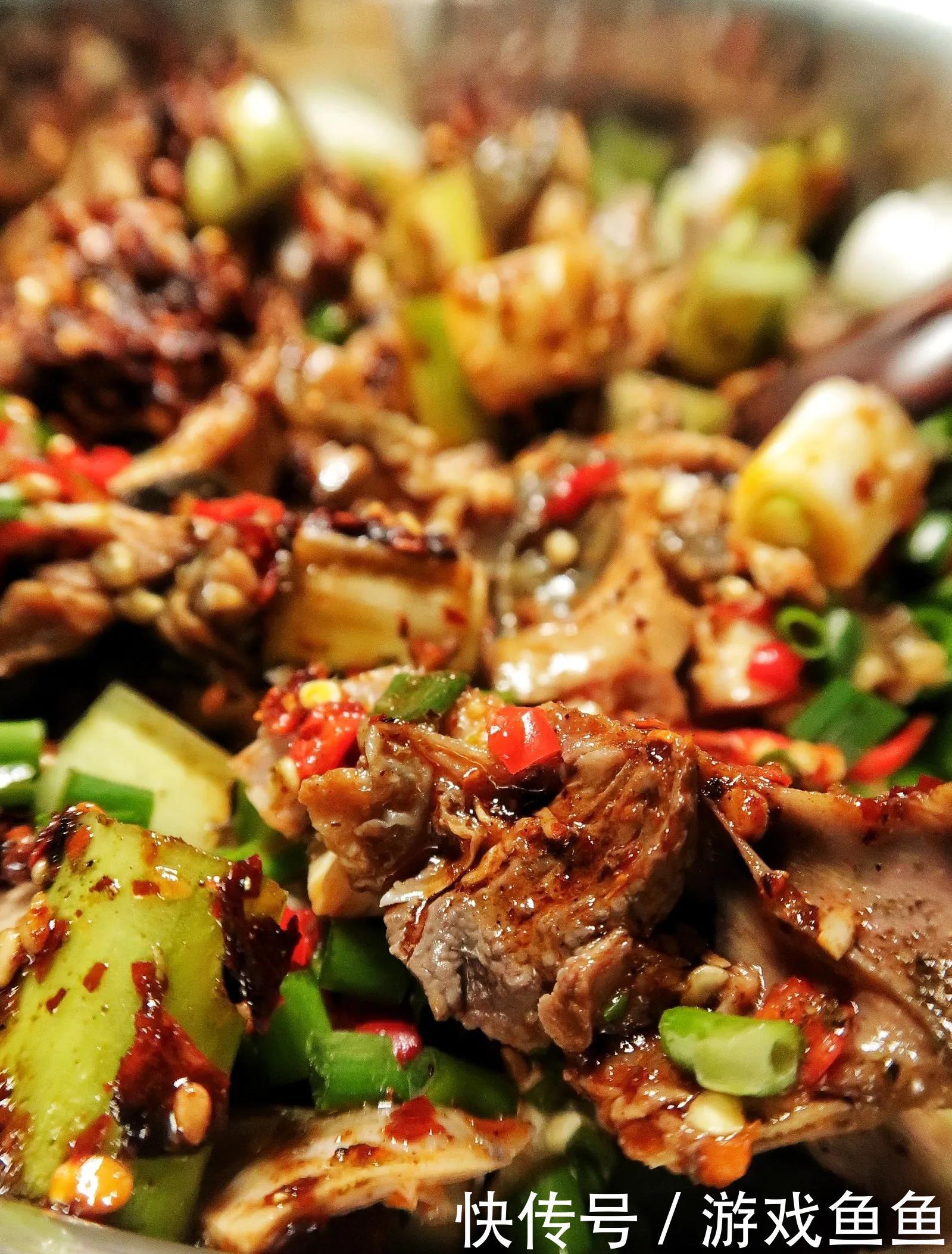 做红油椒麻鸡,一是红油,二是椒麻,三是鸡