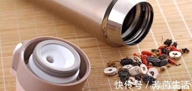 中老年人|“夺命保温杯”被曝光,放入热水出来却是毒水,很多家长仍在购买