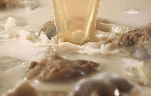 不论炖什么骨头汤,都别一加水就炖,多加1步,汤汁浓白像牛奶