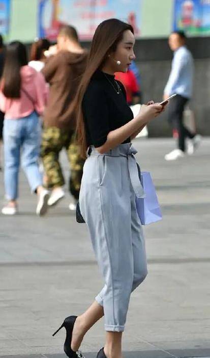 街拍:气度不错的时尚辣妈,淡紫色连衣裙美观舒适