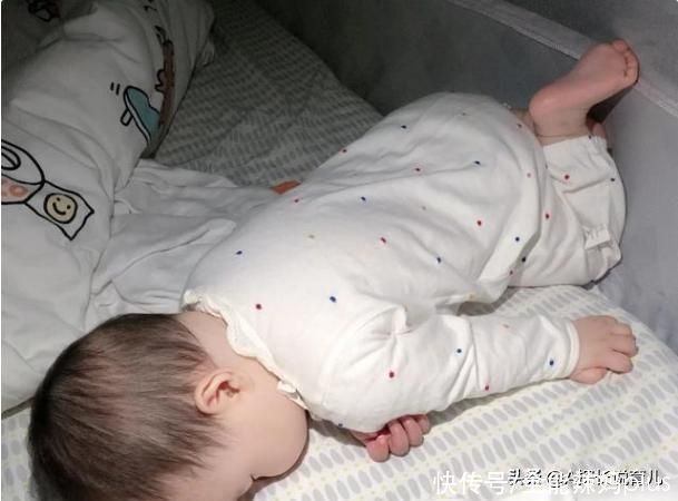 宝妈|宝宝睡觉爱“拱来拱去”？可能在传递“暗号”，家长要及时接收