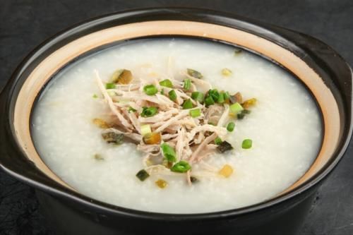 做皮蛋瘦肉粥，粤菜师傅教我2窍门，鲜美不腥，香浓绵滑，真好喝