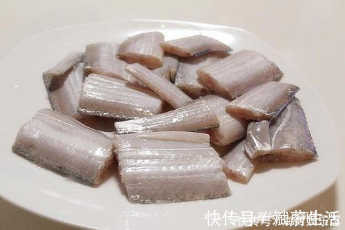 干炸带鱼，直接拍粉炸就错了，难怪腥气不好吃，大厨这样做才对