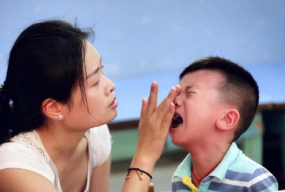 抱抱|宝宝班的妹妹哭鼻子,泪眼汪汪到中班找哥哥“抱抱”,画面好暖心