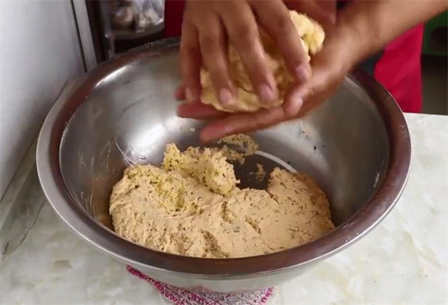 玉米面别做窝窝头了,教你懒人做法,比烧饼还好吃,太香了