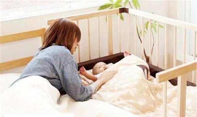 气体|宝宝白天频繁吃奶、不肯睡觉,除了母乳不足之外,还有两种可能