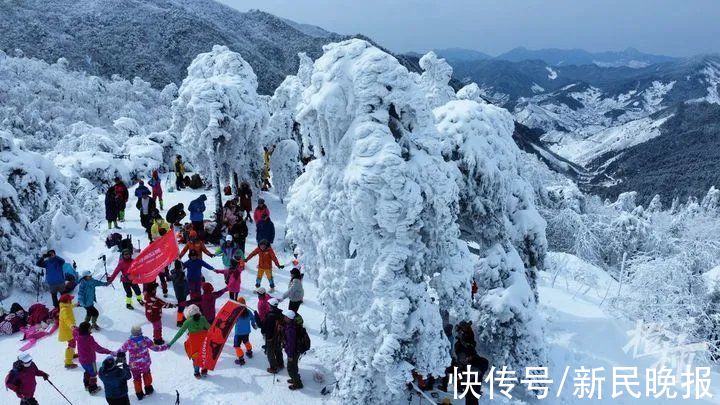 失联|挤爆了！昨天上万人涌入这个地方赏雪！一对年轻男女失联！还有人背婴儿上山