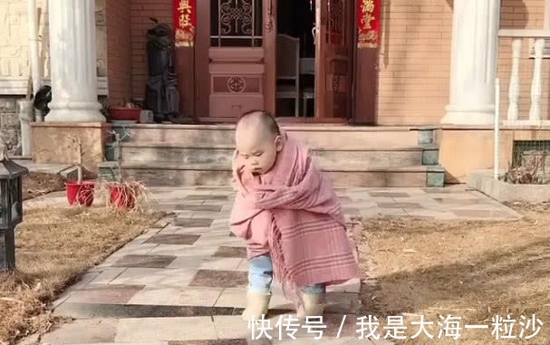 宝宝|“小贵妇宝宝”视察工作火了,听到笑声后“奶凶奶凶”的表情绝了