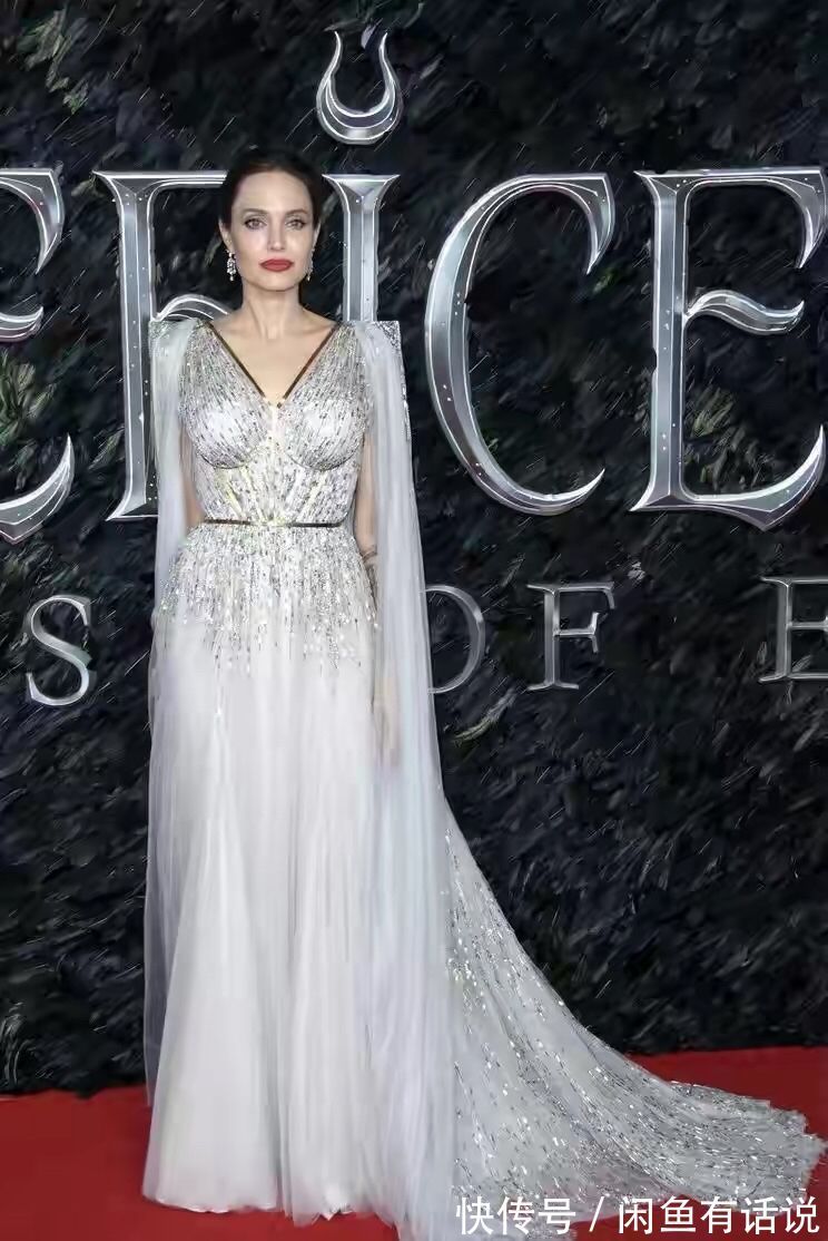 连衣裙|朱莉出席活动，46岁穿抹胸礼服还有“曲线”美，瘦而不柴太有魅力