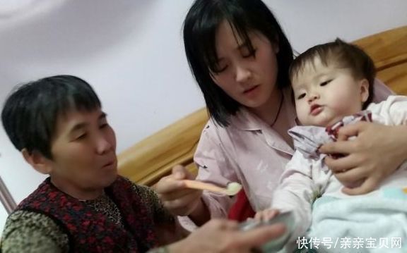 老人们|双胞胎女儿一个自己城里带，一个乡下奶奶带，4年后母亲悔不当初