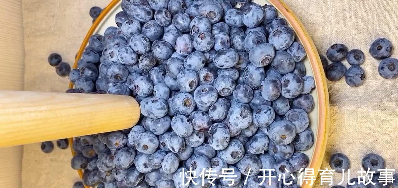 自制蓝莓果酱，果香浓郁酸甜适中，闲暇做几瓶能吃大半年