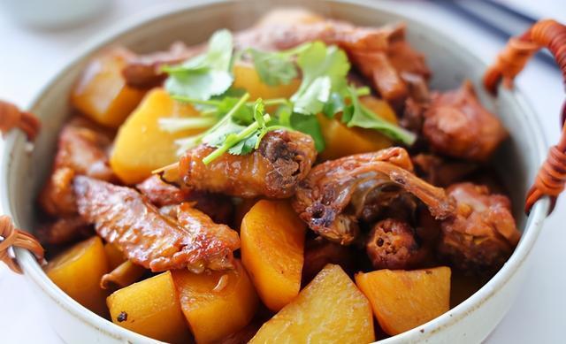 做土豆炖鸡块总感觉不入味,老师傅教实用技巧,家常菜也有大智慧