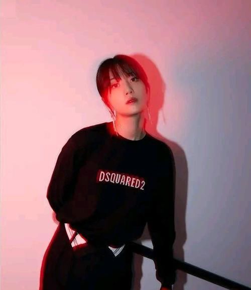 版型|女明星不得了，黑卫衣搭西装裙又美又野，不系扣子反而更时髦