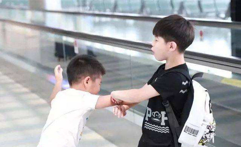 妈妈|宝宝“吃醋”表情萌翻网友，看到妈妈只抱了姐姐，弟弟心里很委屈