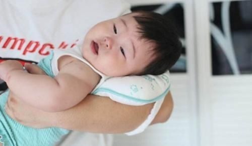 宝宝|“抱着睡得香,放下立刻醒”,许多宝妈无法应对,快看看这么做