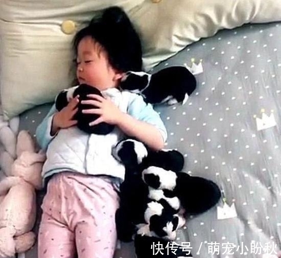 气氛|孩子主动要求上床睡觉，觉得气氛不太对，翻开被子后想抡棍子了