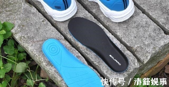 旋钮 这是一双适合中大童的跑鞋,轻弹透气,旋钮系带更方便穿脱!