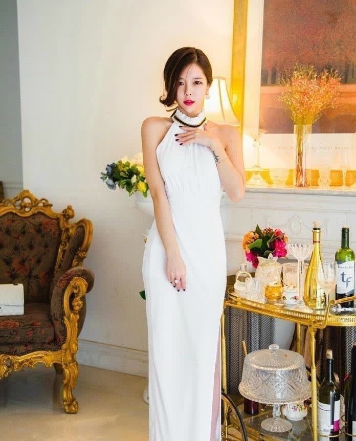 高跟鞋|白色开背无袖连衣裙搭配一双白色高跟鞋, 婀娜多姿, 引人目不转睛