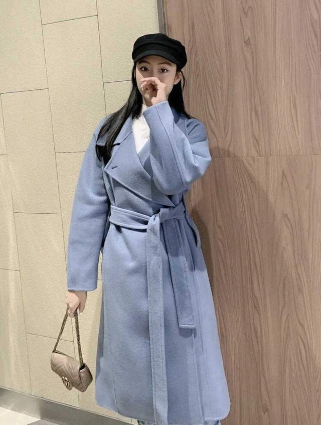 保暖 冬日的寒冬腊月,必备的雾霾蓝大衣,能让你保暖时尚有气质