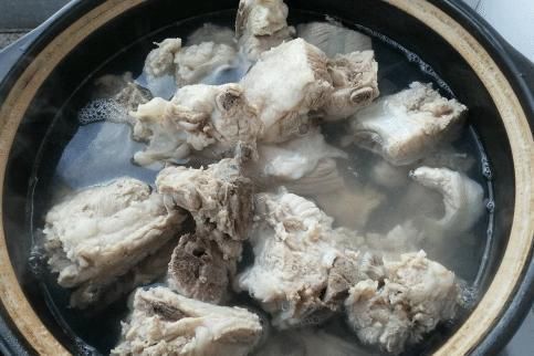 忌讳|排骨最“忌讳”先焯水,记住这2步,不管怎么吃都鲜嫩无腥味