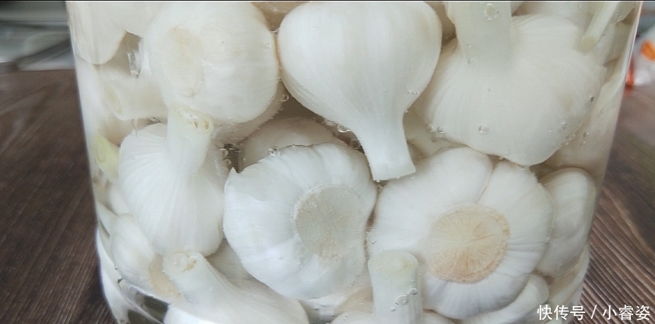 5斤大蒜1瓶雪碧,教你秘制“水晶蒜”做法,美味可口,越吃越上瘾