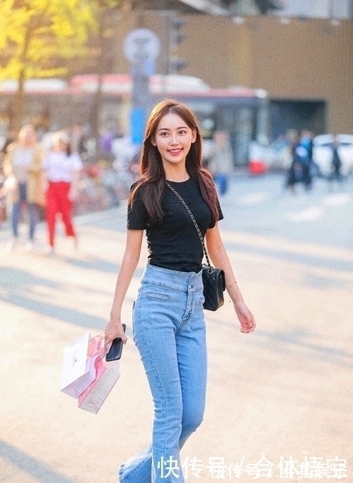 百搭|美女的优雅穿搭，牛仔裤展示秀丽身材，时尚可人充满精致感