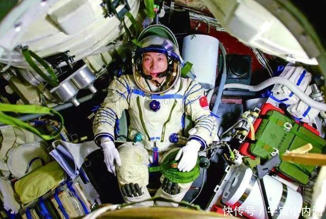 杨利伟进入太空听到敲窗声,谜底在17年后揭开,庆幸捡回一条命