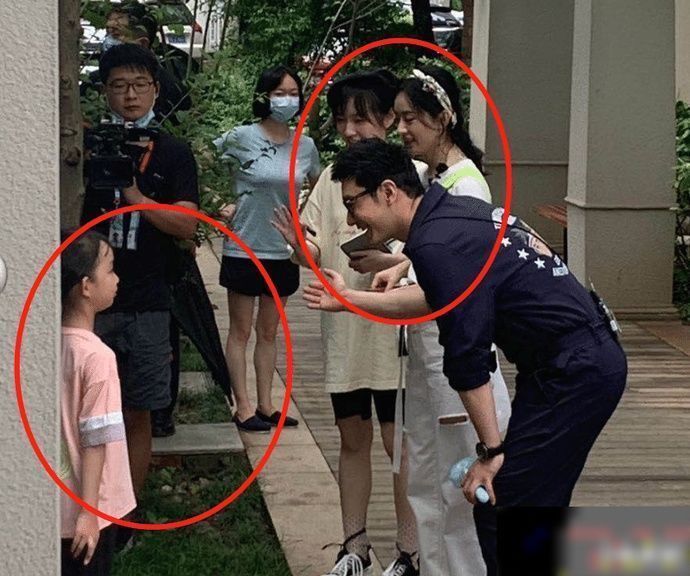 脚丫子|赵丽颖录节目却遇到小baby,看清她下意识动作,当妈的都懂