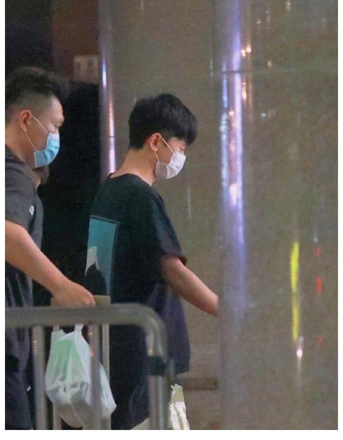张杰|张杰回《快本》录制节目，粉丝在楼下等到深夜，抱怨见不到面！
