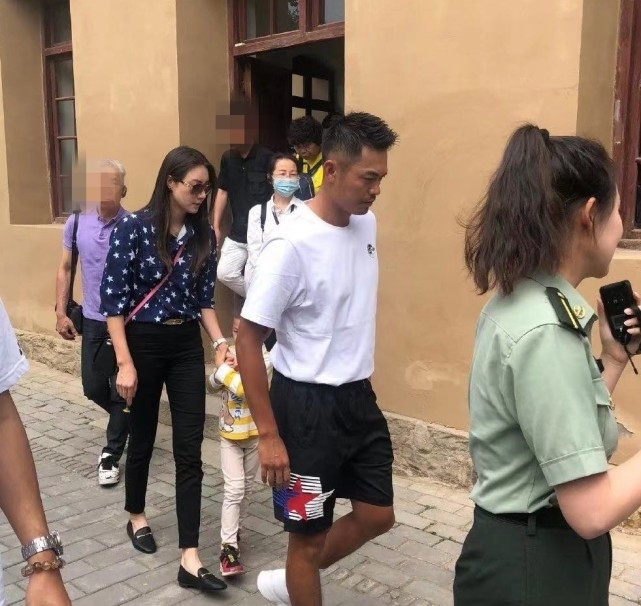 网友吐槽|林丹夫妇与好友合照,谢杏芳依偎老公肩膀,林丹双手抱胸前显抵触