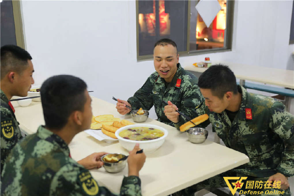 司务长|军营版“深夜食堂”：十点开餐，静候下哨的你