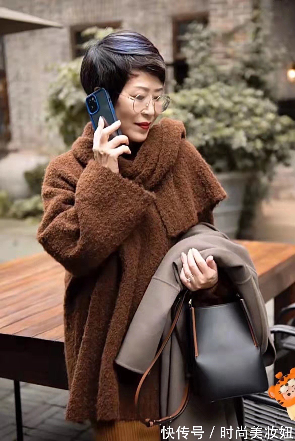 内衬 真正有气质的女人老了也很美,她靠穿搭赢得体面,高级大气