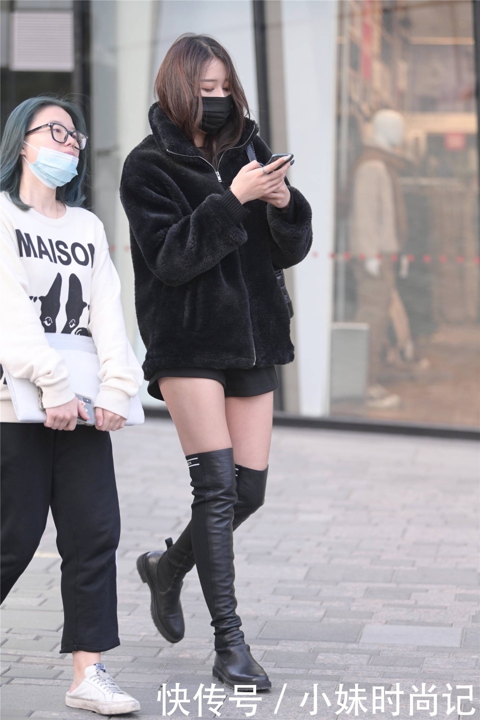 看起来|街拍:秋天穿着过膝靴逛街,时尚姑娘会选择高跟款式,更好衬托身材