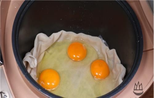 荷包蛋不要水煮了，大厨教我用一块布，一锅4个，个个又圆又嫩