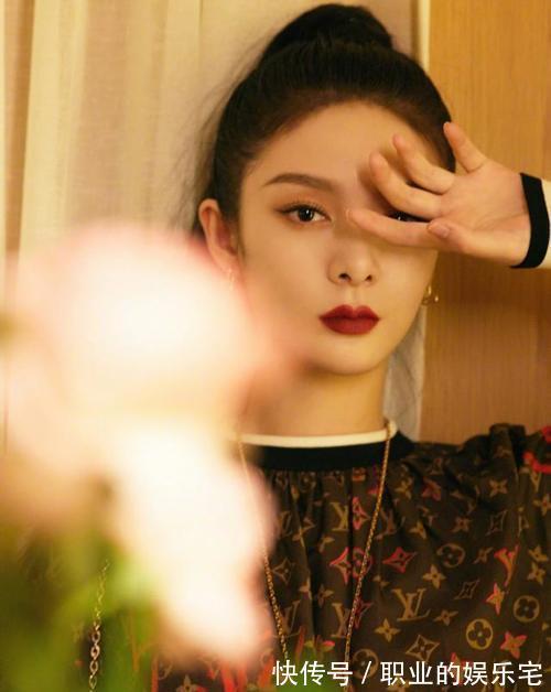 现代感|被傅菁给惊艳到了,穿复古印花裙还扎高马尾,气质改变不少