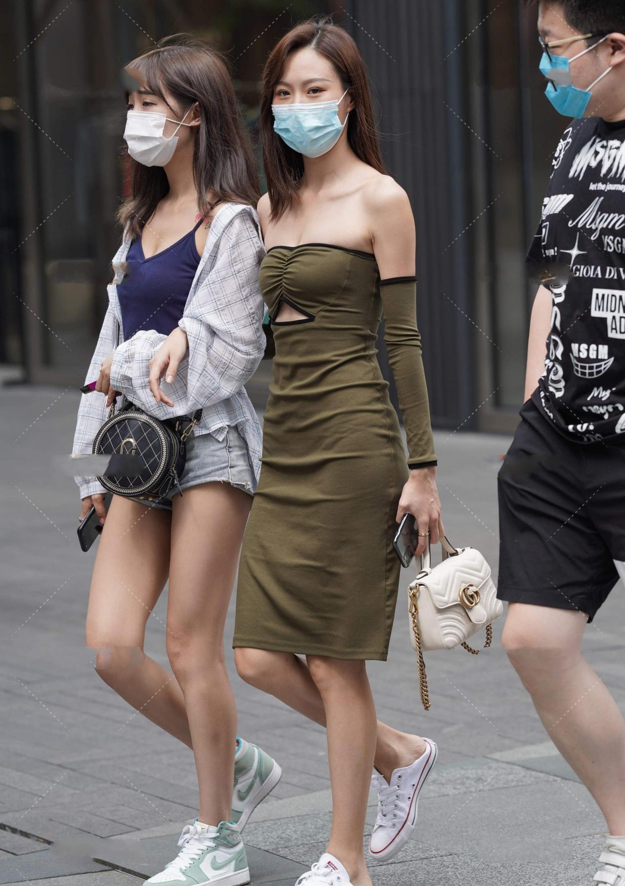 青春感|绿色无袖连衣裙，黑边装饰，更显高级质