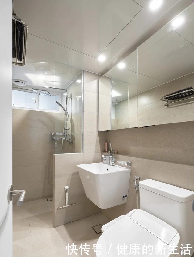 装修|别人装门位置他们家拆掉,玄关加门包成一间房,装修让人眼前一亮!