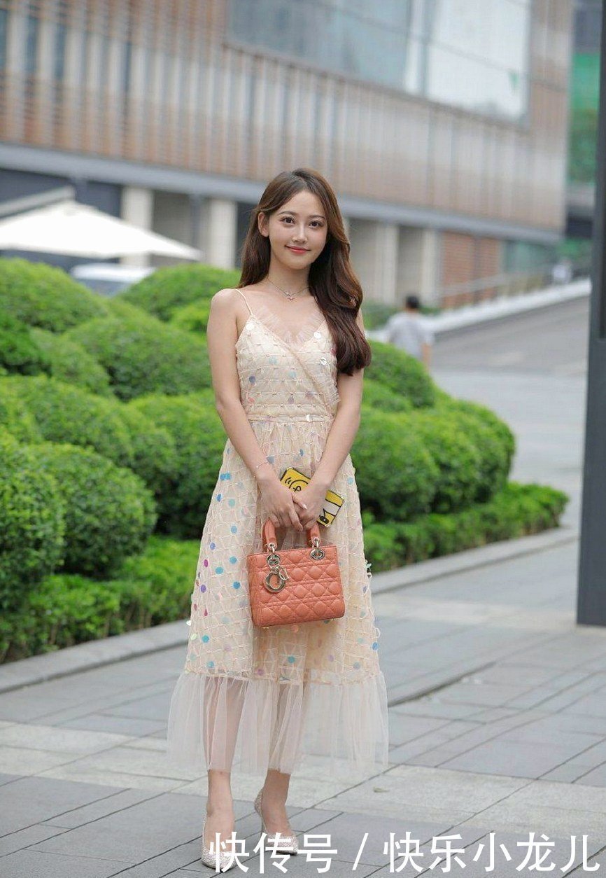 时尚美女的“鱼鳞裙”,展示教科书式穿搭!