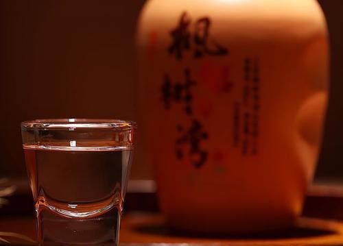 价钱|茅台迎宾酒、茅台酒，到底有什么差别？为何价钱会一个天一个地？