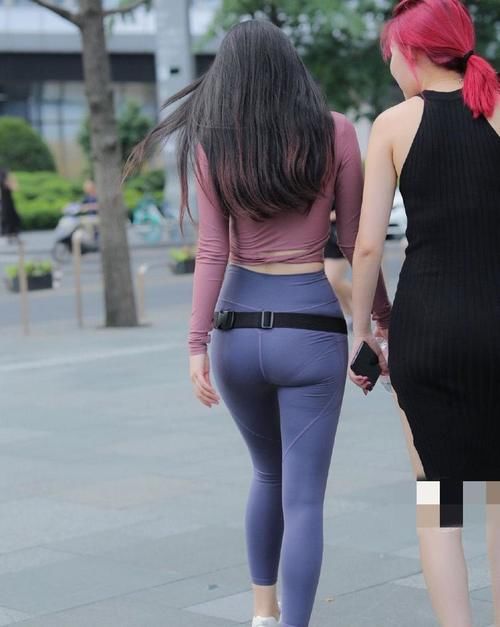 高跟鞋 美女脚上搭配一双高跟鞋，即使是身材娇小的她也可以轻松的驾驭