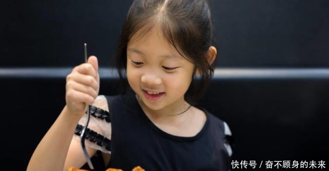 孩子|越来越多的娃“性早熟”,医生苦劝这些在黑名单的食物,别喂了
