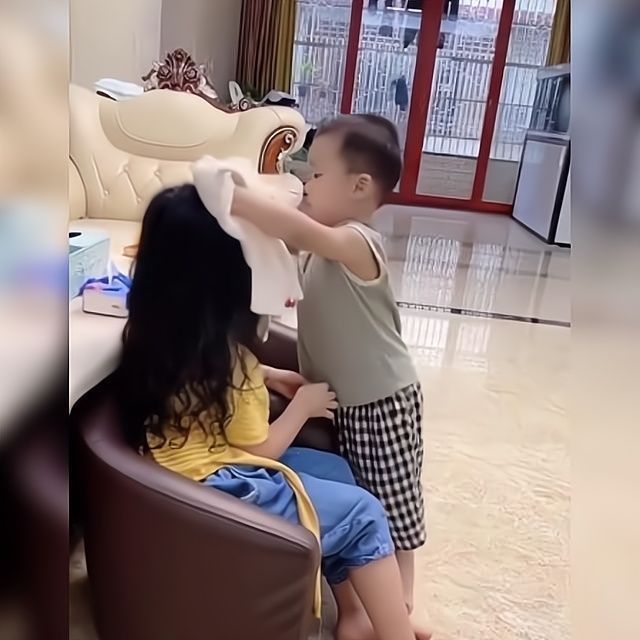 大宝|弟弟“伺候”刚洗完澡的姐姐火了,网友:让姐姐收拾得明明白白的