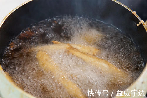 炸鱼时，挂糊用面粉还是淀粉？都不对，记住挂糊的方法，酥香鲜嫩